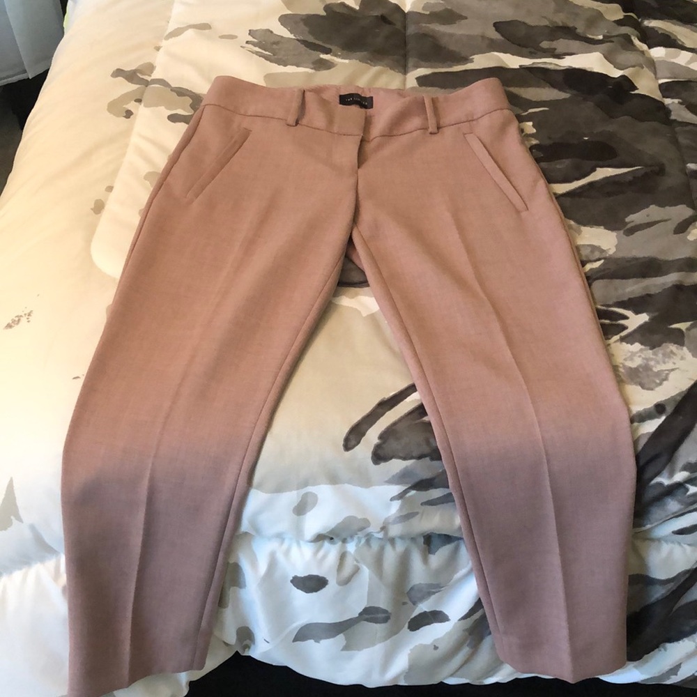 The limited 3/4 crop pants. Size 2 petite 🌸